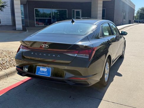Used 2021 Hyundai Elantra SE FWD image 5