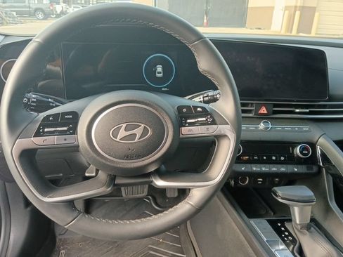 Used 2025 Hyundai Elantra Limited FWD image 9