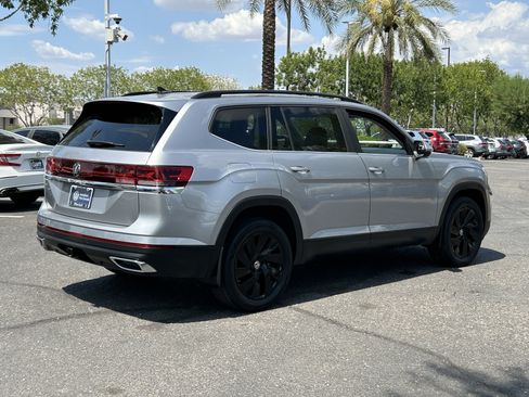 Used 2024 Volkswagen Atlas SE w/ Black Wheel Package FWD image 4