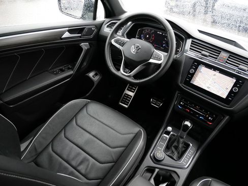 Certified 2023 Volkswagen Tiguan SEL R-Line image 9