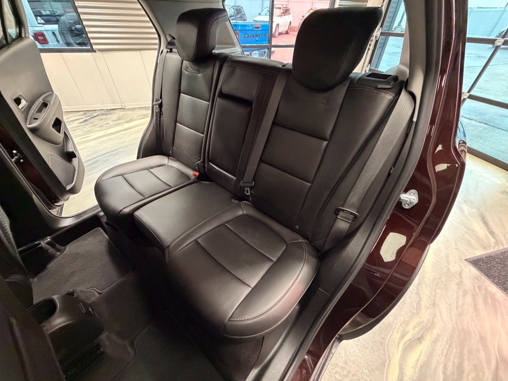 Used 2021 Chevrolet Trax LT w/ Premium Seat Package AWD/4WD image 6