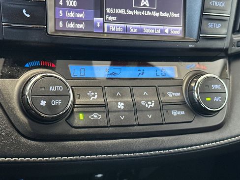 Used 2018 Toyota RAV4 LE w/ Carpet Mat Package AWD/4WD image 20