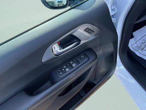 New 2026 Chrysler Pacifica Select AWD/4WD image 10