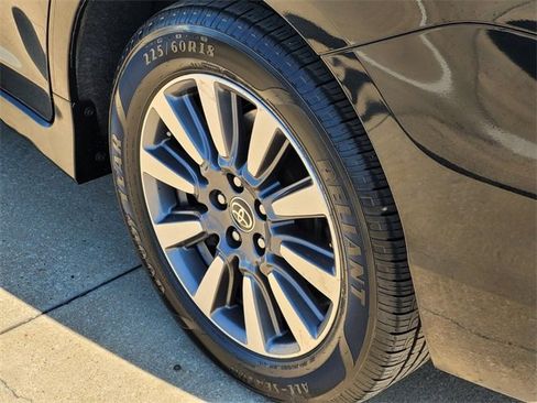 Used 2020 Toyota Sienna LE w/ LE Preferred Package image 7