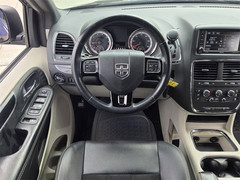 Used 2018 Dodge Grand Caravan SXT image 13