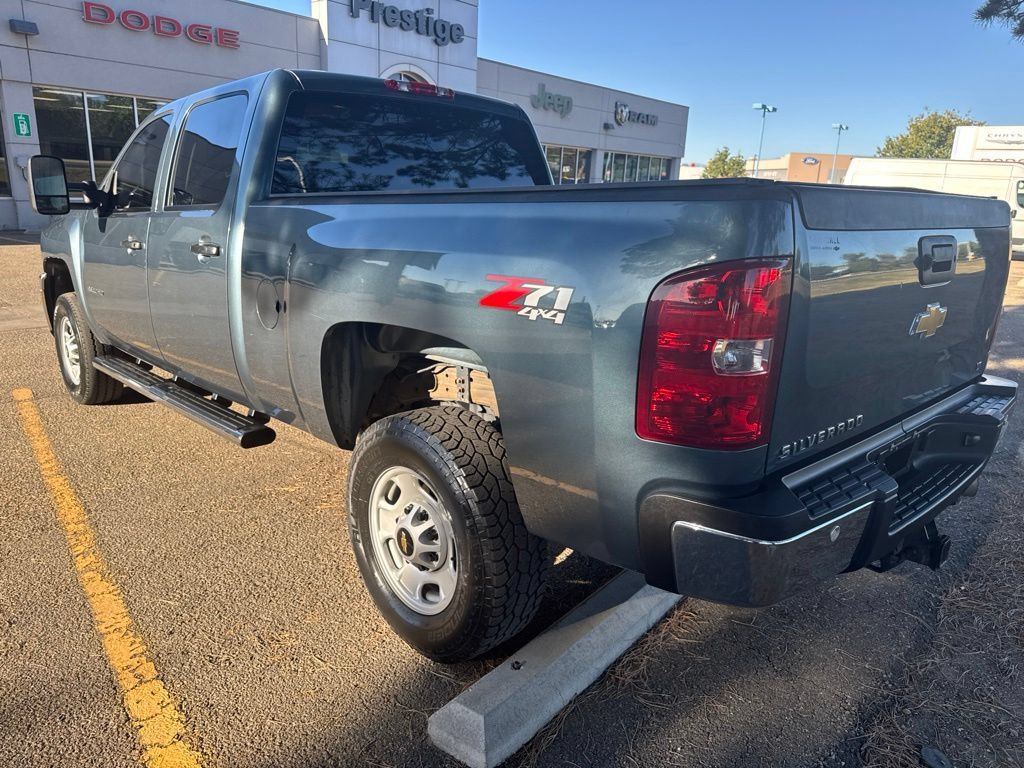 Used 2011 Chevrolet Silverado 2500 LT w/ Interior Plus Package AWD/4WD image 12