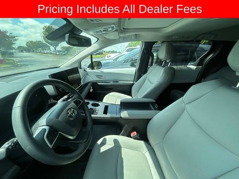 Used 2026 Toyota Sienna XLE FWD image 12