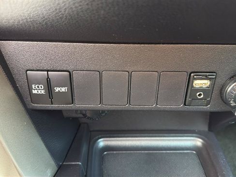 Used 2015 Toyota RAV4 LE AWD/4WD image 27