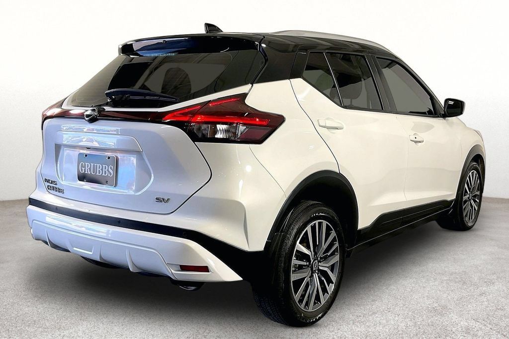 Used 2023 Nissan Kicks SV FWD image 2