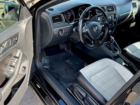 Used 2017 Volkswagen Jetta Sport image 9