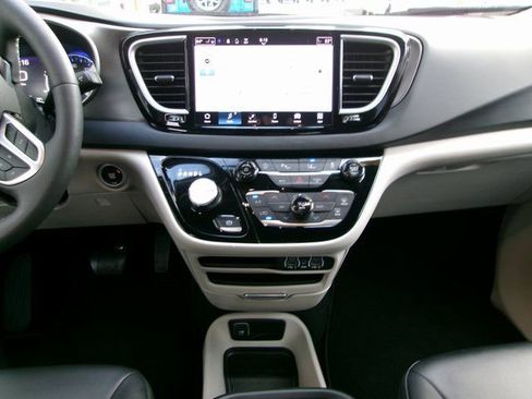 Used 2024 Chrysler Pacifica Touring-L image 15