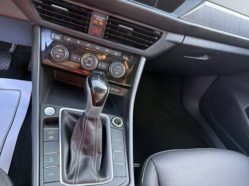 Used 2024 Volkswagen Jetta SE FWD image 19