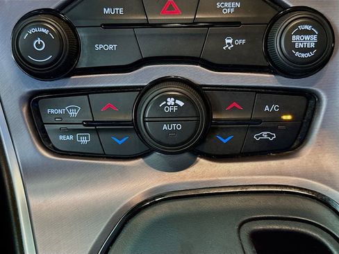 Used 2019 Dodge Challenger SXT RWD image 18
