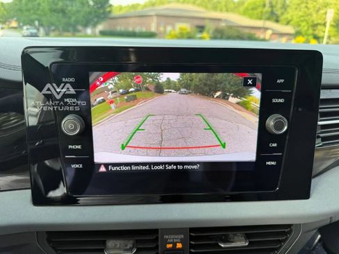 Used 2025 Volkswagen Jetta SE image 44