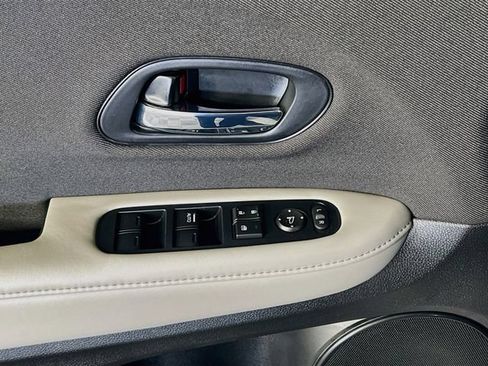 Used 2019 Honda HR-V LX image 12