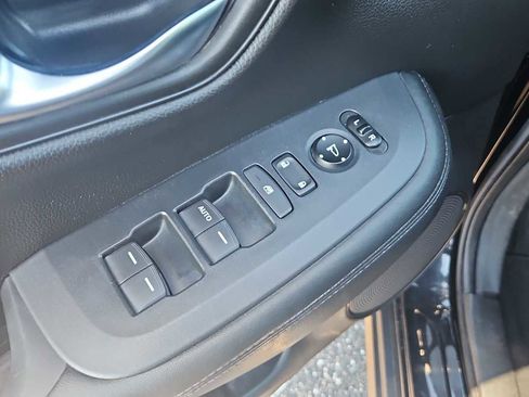 Used 2023 Honda HR-V LX image 15