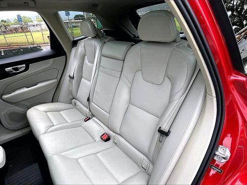 Used 2019 Volvo XC60 T5 Momentum w/ Premium Package image 28
