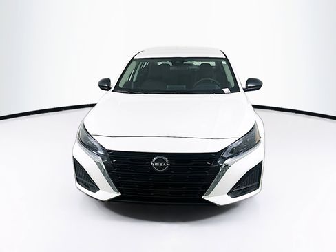 Used 2025 Nissan Altima 2.5 SV FWD image 2