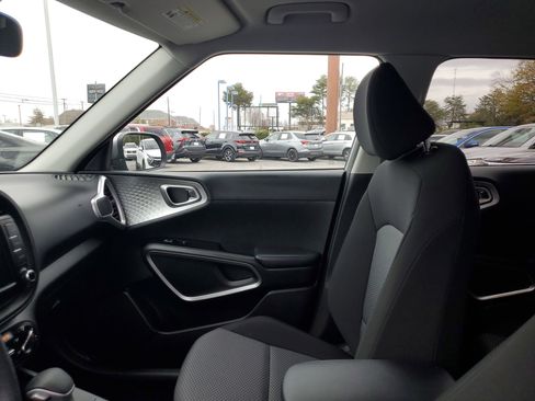 Used 2023 Kia Soul LX image 17