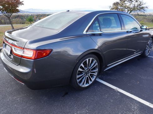 Used 2017 Lincoln Continental Select image 13