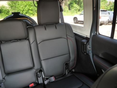 Used 2025 Jeep Wrangler Unlimited Rubicon AWD/4WD image 14