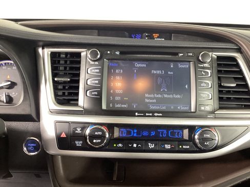 Used 2017 Toyota Highlander XLE AWD/4WD image 30