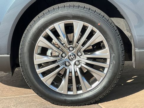 Certified 2024 Toyota Venza XLE image 34