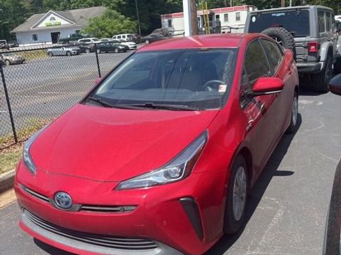 Used 2020 Toyota Prius LE image 2