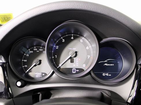 Certified 2025 Porsche Macan image 14