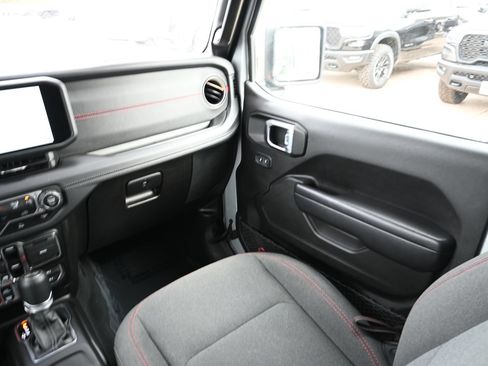 Used 2024 Jeep Wrangler Unlimited Rubicon AWD/4WD image 17