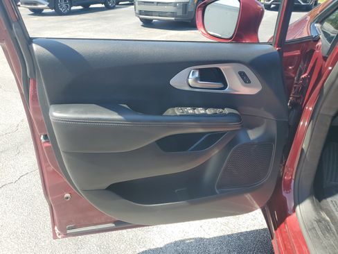 Used 2021 Chrysler Pacifica Touring-L w/ Uconnect Theater Family Group AWD/4WD image 23