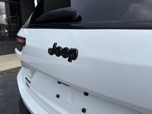 Used 2023 Jeep Grand Cherokee L Laredo image 28