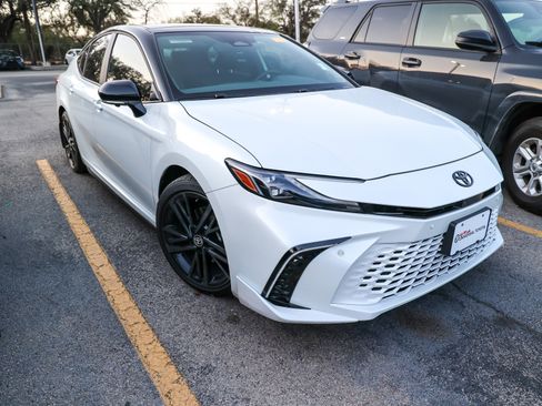 Used 2025 Toyota Camry XSE w/ Premium Plus Package image 5