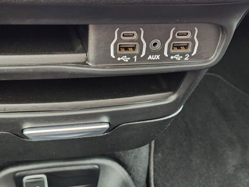 Used 2025 Chrysler Pacifica Select image 16