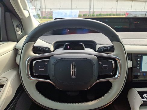 Certified 2025 Lincoln Navigator Reserve AWD/4WD image 19