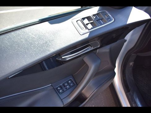 Used 2019 Jaguar F-PACE Premium image 18
