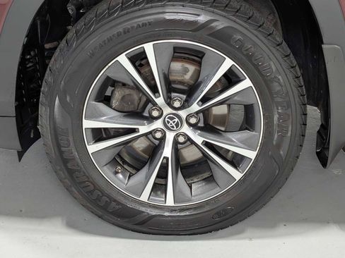 Used 2018 Toyota Highlander LE image 3