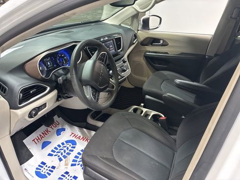 Used 2023 Chrysler Voyager LX image 5