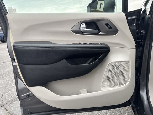 Used 2018 Chrysler Pacifica Limited w/ Advanced Safetytec Group FWD image 13