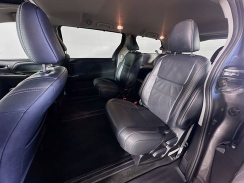 Used 2017 Toyota Sienna SE w/ SE Preferred Package FWD image 28
