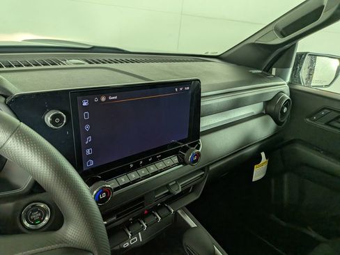 New 2026 Chevrolet Colorado ZR2 w/ Technology Package AWD/4WD image 19