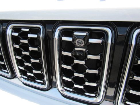 Used 2025 Jeep Grand Cherokee L Summit AWD/4WD image 18