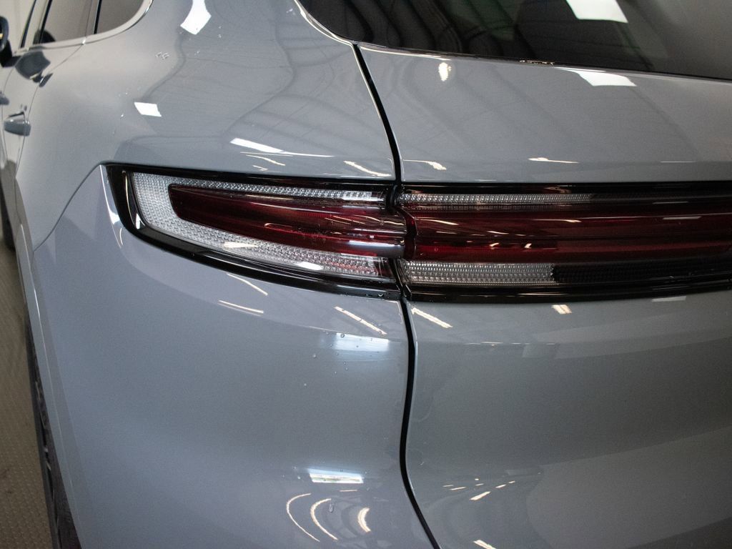 Certified 2024 Porsche Cayenne AWD/4WD image 12
