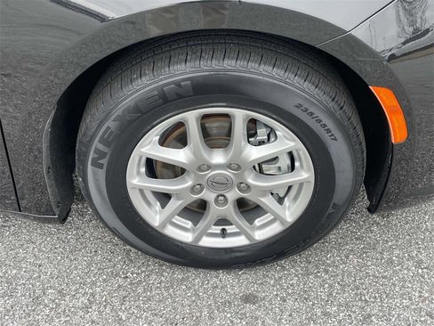 Used 2023 Chrysler Pacifica Touring-L image 10