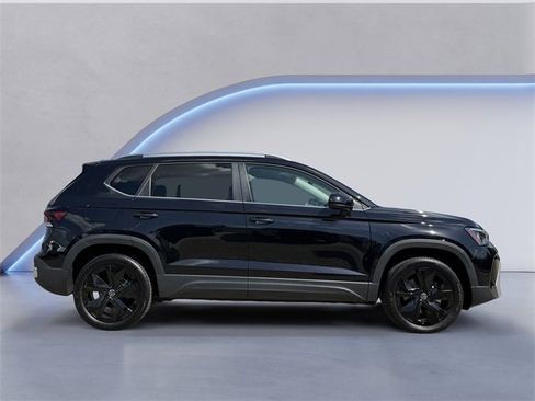 Used 2025 Volkswagen Taos SE image 4