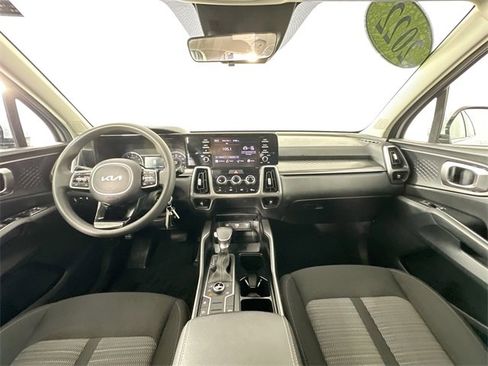 Used 2022 Kia Sorento LX image 3