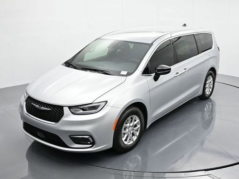 New 2026 Chrysler Pacifica Select image 11
