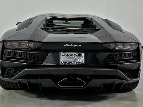 Used 2018 Lamborghini Aventador S image 12