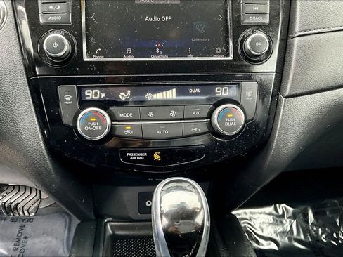 Used 2020 Nissan Rogue SV image 15