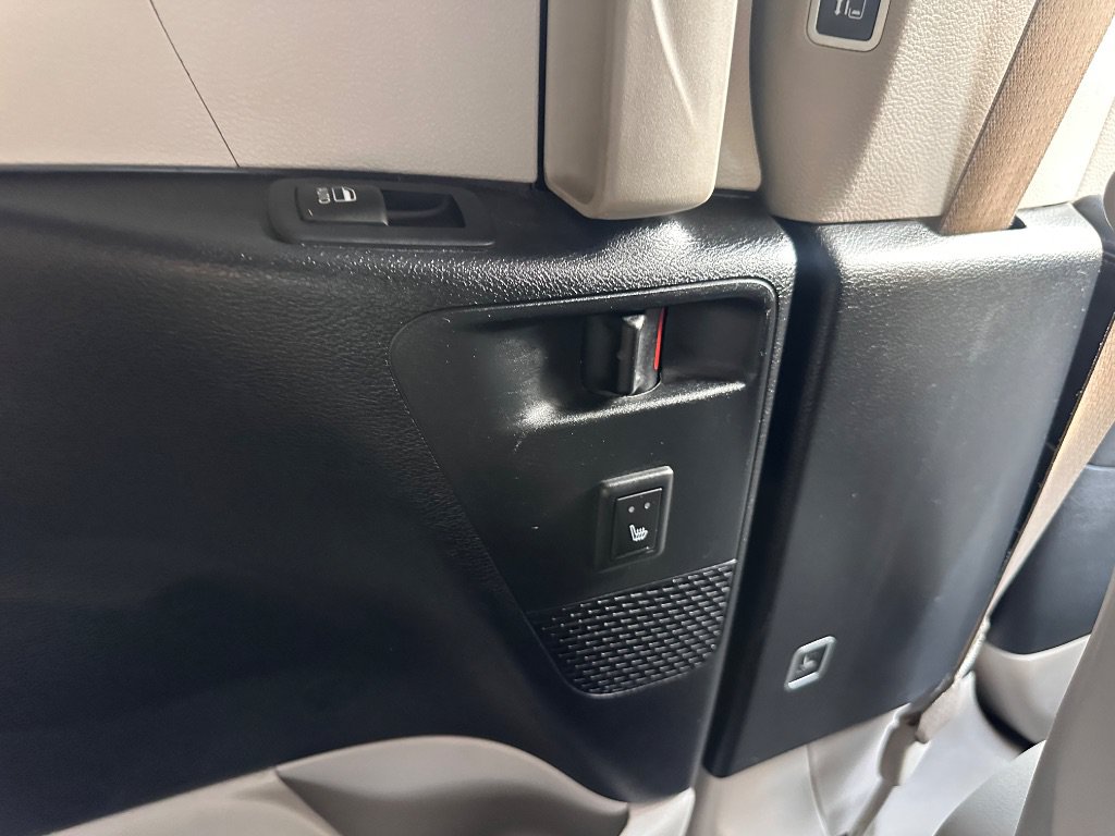 Used 2017 Chrysler Pacifica Limited w/ UConnect Theater Package FWD image 31